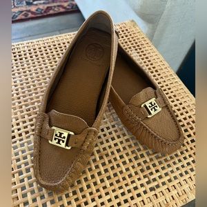 Tory Burch Logo Driving Mocs Flats Loafers Tan Leather 9 9.5 Shoes